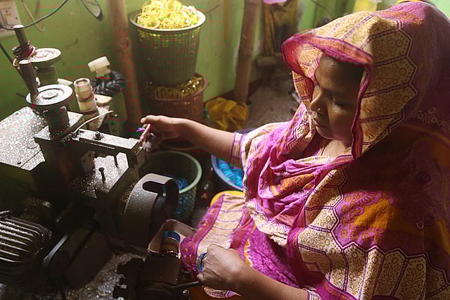 লালবাগের একটি কারখানায় চুড়ির গায়ে নকশা কাটছেন একজন শ্রমিক। ছবি: আবদুস সালাম