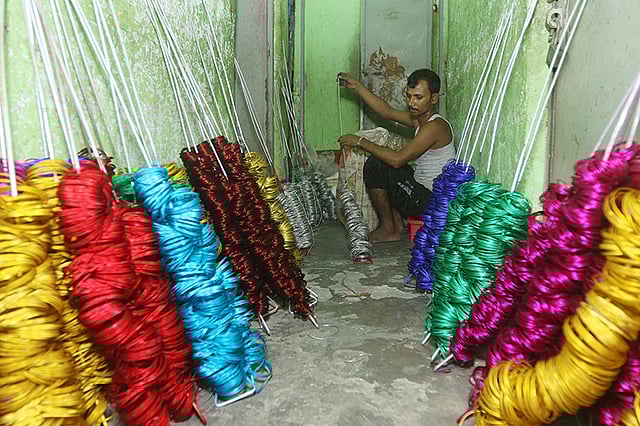 লালবাগের কারখানায় তৈরি চুড়ি প্রায় ১২টি রঙের হয়ে থাকে। রোববার তোলা ছবি। ছবি: আবদুস সালাম