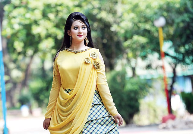 পশ্চিমা ধাঁচের পোশাক গাউন বেশ কয়েক বছর ধরে নারীদের পছন্দের তালিকায় রয়েছে। ঈদ ফ্যাশন প্রতিযোগিতায় গাউন বিভাগে প্রথম হয় কালেকশন বুটিক হাউসের পোশাকটি। মডেল: প্রিয়াঙ্কা