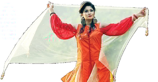 সালোয়ার-কামিজ  খ বিভাগে দ্বিতীয় বাংলার কথা। মডেল: দেবলীনা