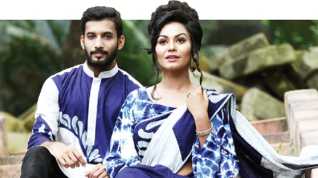 পোশাকের রঙে নীল-সাদা। যুগল পোশাকের পাঞ্জাবি ও শাড়ি। ঈদ ফ্যাশন প্রতিযোগিতায় যুগলে তৃতীয় হয় জি ফ্যাশন হাউসের এই দুটি পোশাক। মডেল: রোমেল ও উপমা