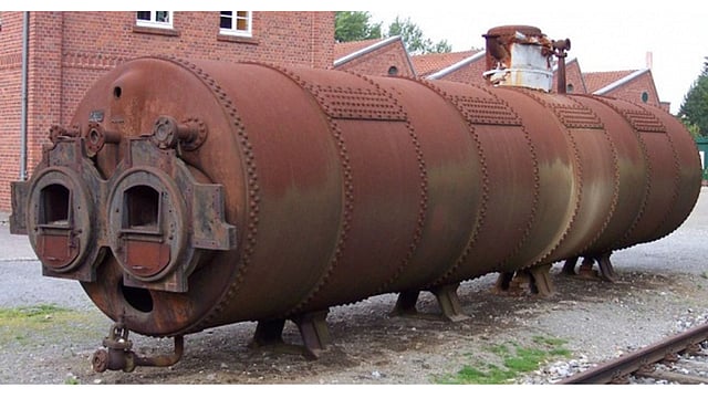 লোহালক্কড়ের এই শুঁয়াপোকাটা ঠোঁটে লিপস্টিক দিচ্ছে নাকি?