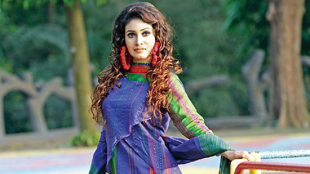 সালোয়ার-কামিজ খ বিভাগে তৃতীয় ফ্যাশন হাউস সুঁই সুতা। মডেল: হীরা