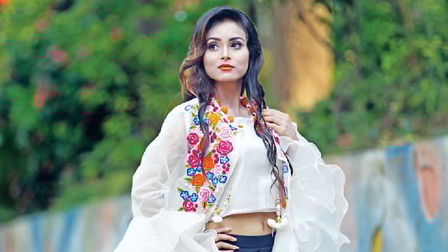 সানসিল্ক-প্রথম আলো ঈদ ফ্যাশন প্রতিযোগিতায় দ্যুতি ছড়ায় নজরকাড়া নকশার ফতুয়া। মসলিনের কাপড়ে এমব্রয়ডারি করা ফতুয়াটি জেতে ফতুয়া বিভাগের প্রথম পুরস্কার। পোশাক: আব্রু পোশাকি ব্যাপার। মডেল: তানহা। সাজ: পারসোনা। ছবি: সৌরভ দাশ