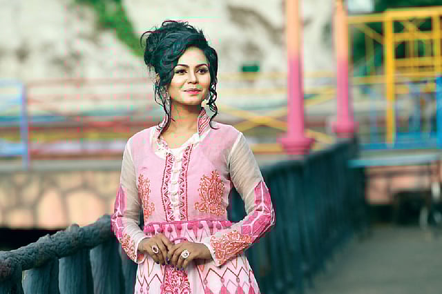 ঈদের পোশাকে তরুণীদের অনেকেই বেছে নেন সালোয়ার-কামিজ। আবহাওয়ার কথা চিন্তা করে মাথায় রাখছেন আরামের ব্যাপারটিও। জামদানির কটি ও মসলিনের কামিজে হাইনেক কাটিং দৃষ্টি কাড়ছে। ঈদ ফ্যাশন প্রতিযোগিতায় সালোয়ার-কামিজ ক বিভাগে তৃতীয় হয় আব্রু পোশাকি ব্যাপার। মডেল: উপমা