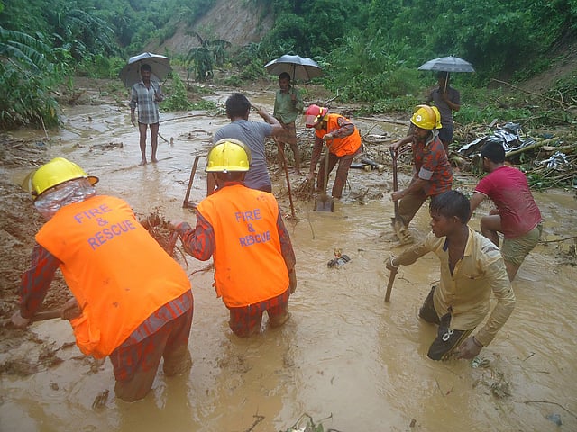 বান্দরবানে উদ্ধারকাজে অংশ নেওয়া ফায়ার সার্ভিসের কর্মীদের একাংশ। ছবি: প্রথম আলো