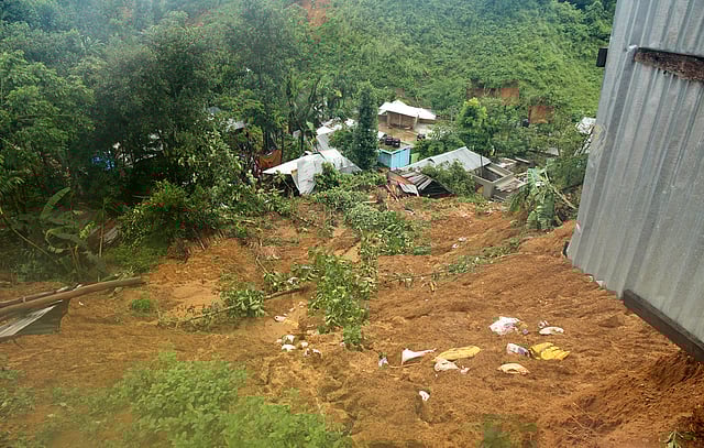 রাঙামাটি শহরের নতুনপাড়া এলাকায়ও পাহাড় ধসের ঘটনা ঘটেছে। ছবি: সুপ্রিয় চাকমা