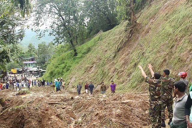 নিরাপদ স্থানে সরে যেতে সাধারণ মানুষের প্রতি আহ্বান জানাচ্ছেন সেনা কর্মকর্তারা। মঙ্গলবার রাঙামাটির মানিকছড়ি এলাকা থেকে তোলা। ছবি: সুপ্রিয় চাকমা