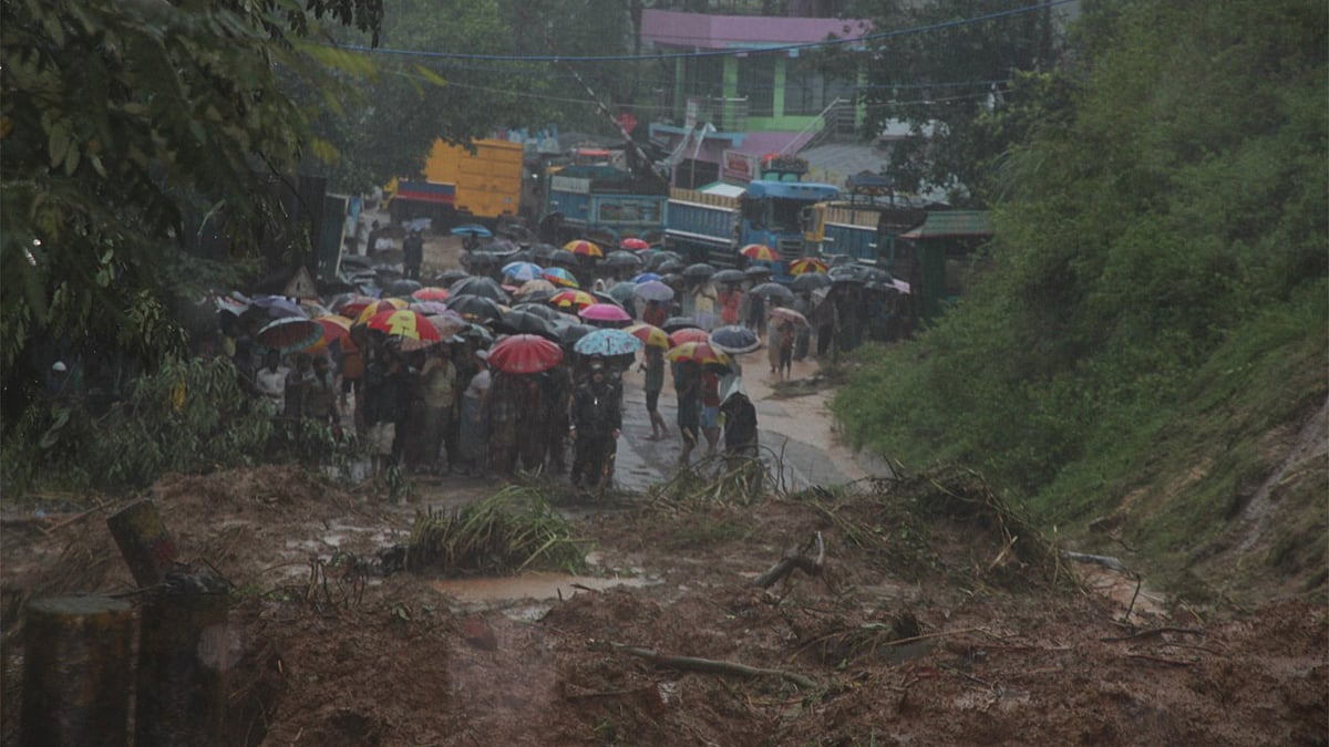 প্রবল বর্ষণে পাহাড়ধসে সোমবার রাত ও মঙ্গলবার সকালে প্রাণহানির ঘটনা ঘটেছে। ছবিটি রাঙামাটি থেকে মঙ্গলবার তোলা। ছবি: সুপ্রিয় চাকমা