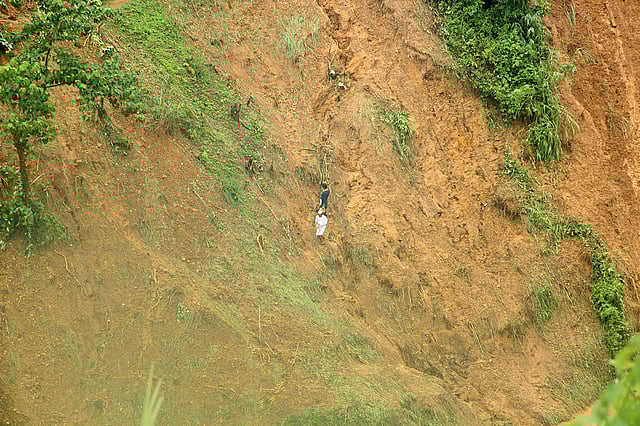 রাঙামাটি শহরের শিমুলতলী এলাকার পাহাড় ধসের পর অনেকে খুঁজছেন তাদের স্বজনদের। ছবি: সুপ্রিয় চাকমা