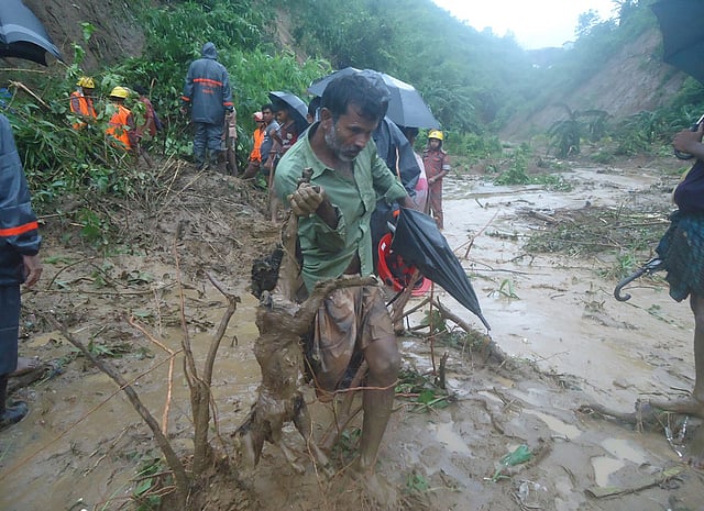 বান্দরবানে পাহাড়ধসের পর ফায়ার সার্ভিসের সঙ্গে স্থানীয়রাও উদ্ধারকাজ চালান। ছবি: প্রথম আলো