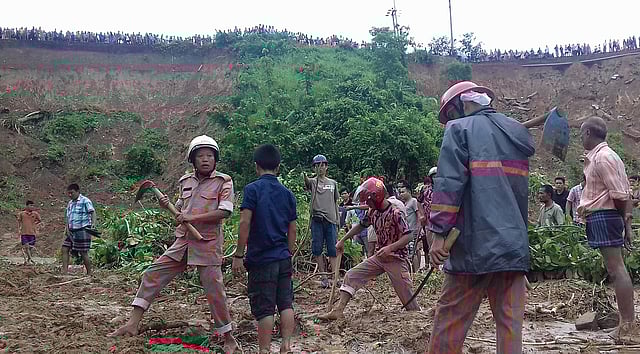 রাঙামাটি শহরের যুব উন্নয়ন এলাকায় উদ্ধার কর্মকাণ্ড চলাচ্ছেন ফায়ার সার্ভিসের কর্মীরা। ছবি: সুপ্রিয় চাকমা