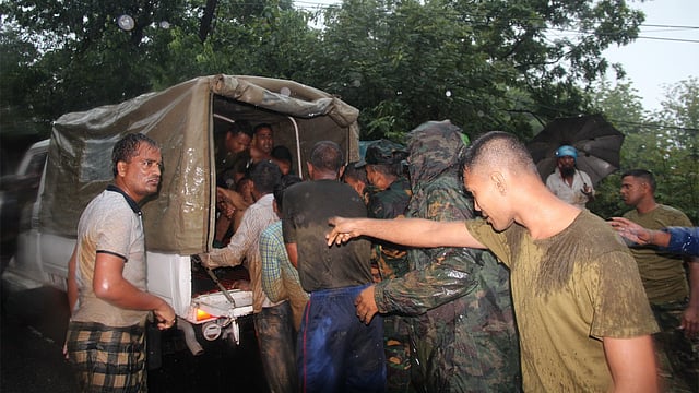 রাঙামাটিতে মঙ্গলবার উদ্ধারকাজ চালাতে গিয়ে পাহাড়ধসে প্রাণ হারিয়েছেন সেনাবাহিনীর চারজন। ছবি: সুপ্রিয় চাকমা