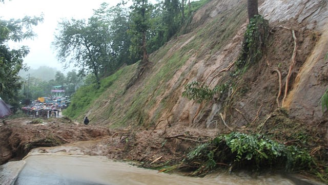 পাহাড়ধসে সড়কে পড়ায় রাঙামাটির সঙ্গে অন্যান্য জেলার যোগাযোগ ব্যাহত হয়। ছবি: সুপ্রিয় চাকমা