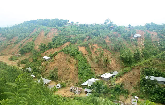 পাহাড় ধসে নতুনপাড়া ও শিমুলতলী এলাকায় ব্যাপক ক্ষয়ক্ষতি হয়। ছবি: সুপ্রিয় চাকমা