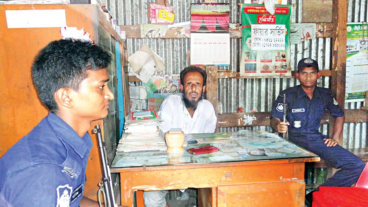 বৌডুবি বাজারে নিজের ওষুধের দোকানে পুলিশবেষ্টিত সাক্ষী আবদুল হালিম বাবুল খলিফা l ছবি: প্রথম আলো