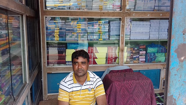 রোহিতপুরে নিজের দোকানে পাইকারি ব্যবসায়ী মুসলিমউদ্দিন। ছবি: কাজী আলিম-উজ-জামান
