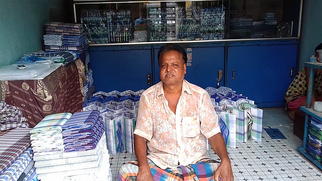 নারায়ণপট্টিতে নিজের দোকানে মোবারক হোসেন। ছবি: কাজী আলিম-উজ-জামান
