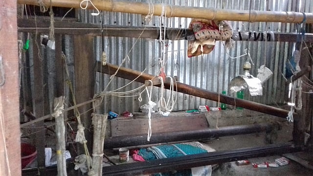 নারায়ণপট্টির মোহাম্মদ আলীর হাতে চালিত তাঁতযন্ত্র। ছবি: কাজী আলিম-উজ-জামান