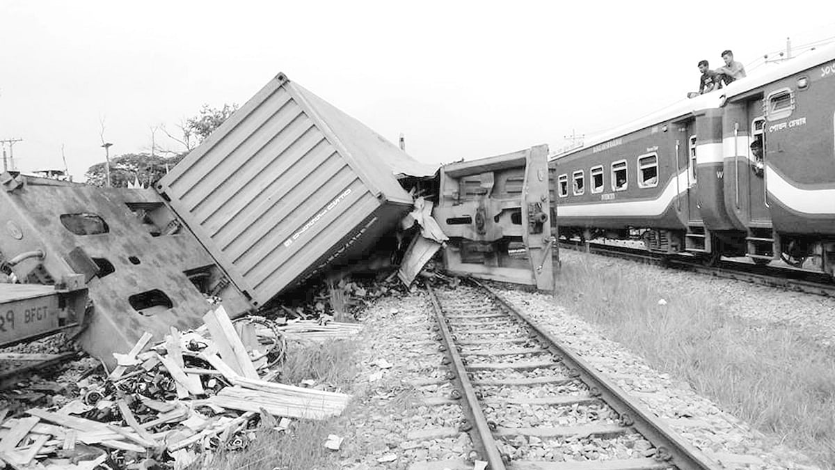 গাজীপুরের পুবাইল কলেজগেট এলাকায় ঢাকা-চট্টগ্রাম রেলপথে গতকাল মালবাহী ট্রেন লাইনচ্যুত হয় l প্রথম আলো