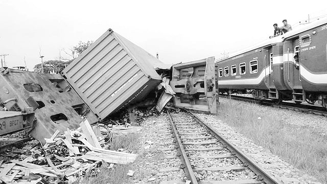 গাজীপুরের পুবাইল কলেজগেট এলাকায় ঢাকা-চট্টগ্রাম রেলপথে গতকাল মালবাহী ট্রেন লাইনচ্যুত হয় l প্রথম আলো