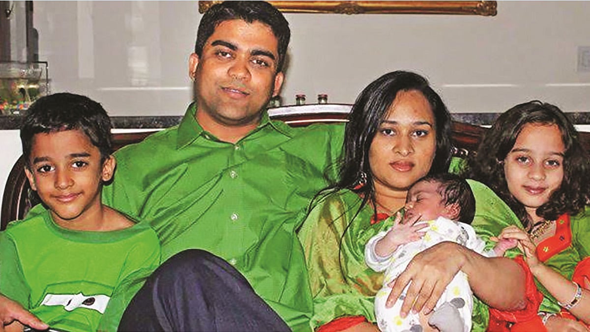 সপরিবারে জাকির খানের ফাইল ছবি