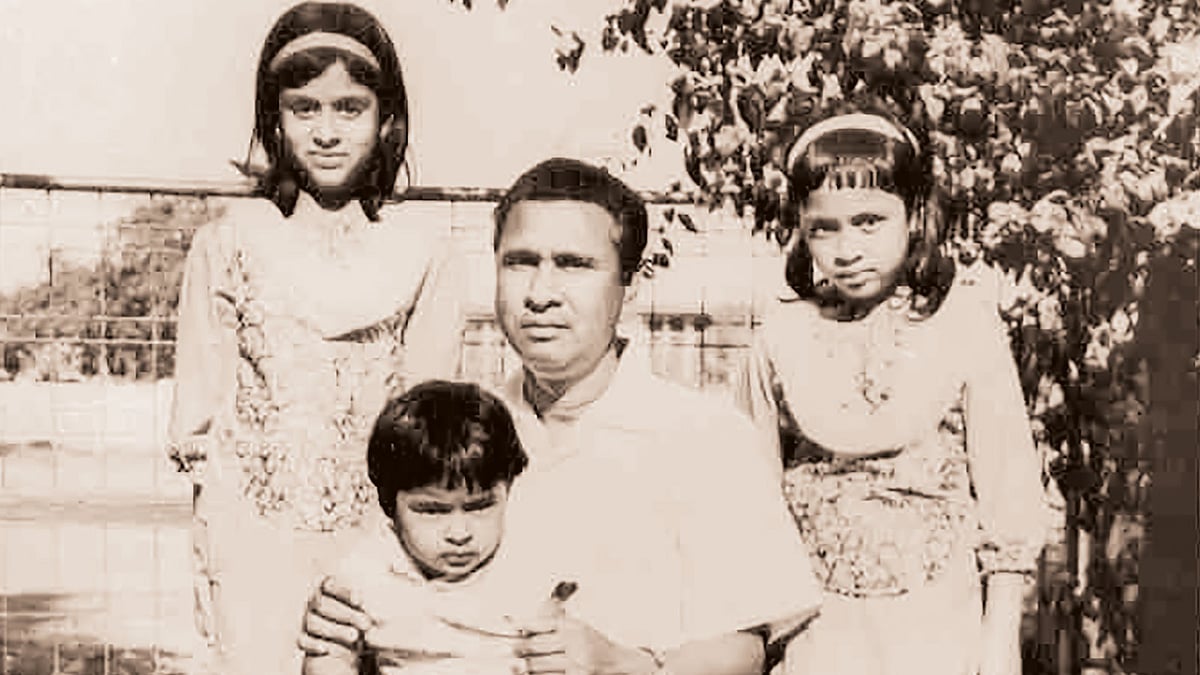 বাবা তাজউদ্দীন আহমদ ও দুই বোন শারমিন আহমদ, মাহজাবিন আহমদের সঙ্গে সিমিন হোসেন রিমি (ডানে),  ১৯৬৯ সাল। ছবি: সংগৃহীত