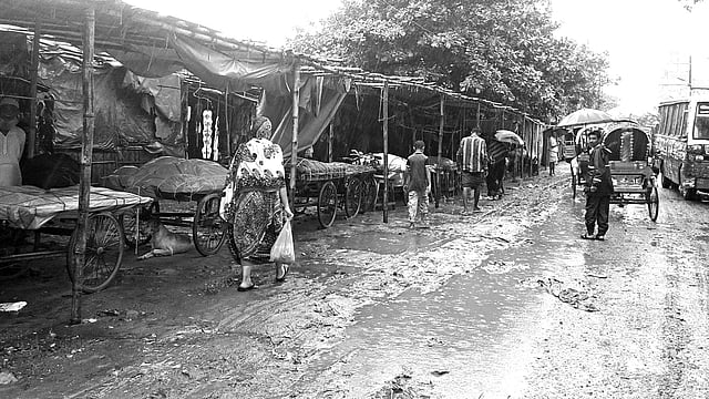 সদরঘাট-গাবতলী বেড়িবাঁধ সড়কের লালবাগ অংশে গড়ে তোলা হয়েছে দোকানপাট। ছবিটি ১১ জুন তুলেছেন আবদুস সালাম