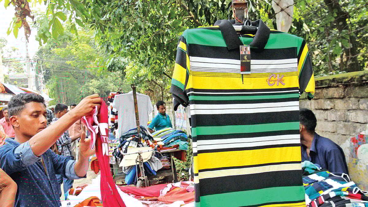 ঈদ সামনে রেখে ফুটপাতের কেনাকাটা জমে উঠতে শুরু করেছে। ছবিটি গতকাল দুপুরে বগুড়া শহরের শহীদ খোকন শিশু উদ্যানের ফুলপট্টি এলাকা থেকে তোলা l প্রথম আলো