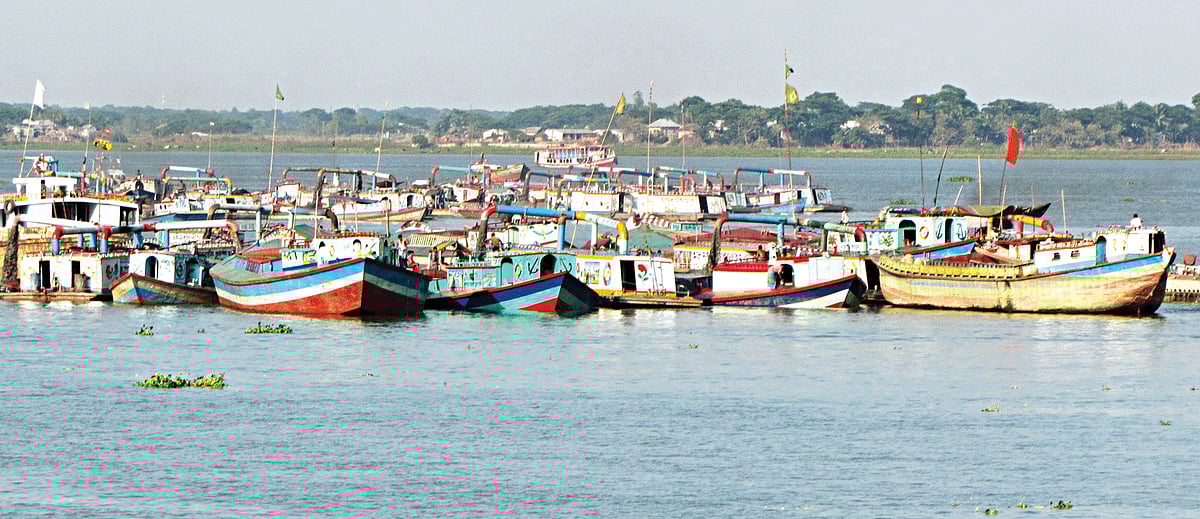 চাঁদপুরের মতলব উত্তর উপজেলার ষাটনল এলাকায় মেঘনা নদীতে অবৈধভাবে খননযন্ত্র দিয়ে বালু তোলা হচ্ছে। ছবিটি সম্প্রতি তোলা l প্রথম আলো