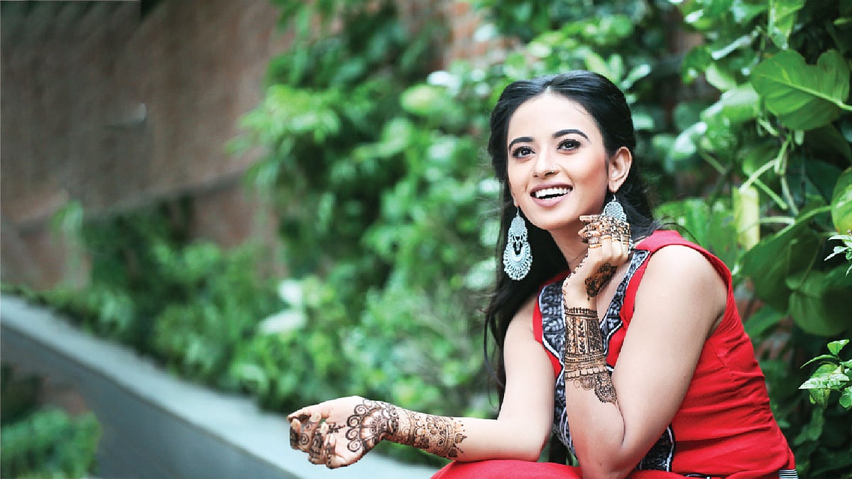 ঈদে আনন্দ যেন প্রকাশ পায় মেহেদির নকশায়। মডেল: লামিয়া, পোশাক: বিবিয়ানা, সাজ: বিন্দিয়া এক্সক্লুসিভ, ছবি: খালেদ সরকার