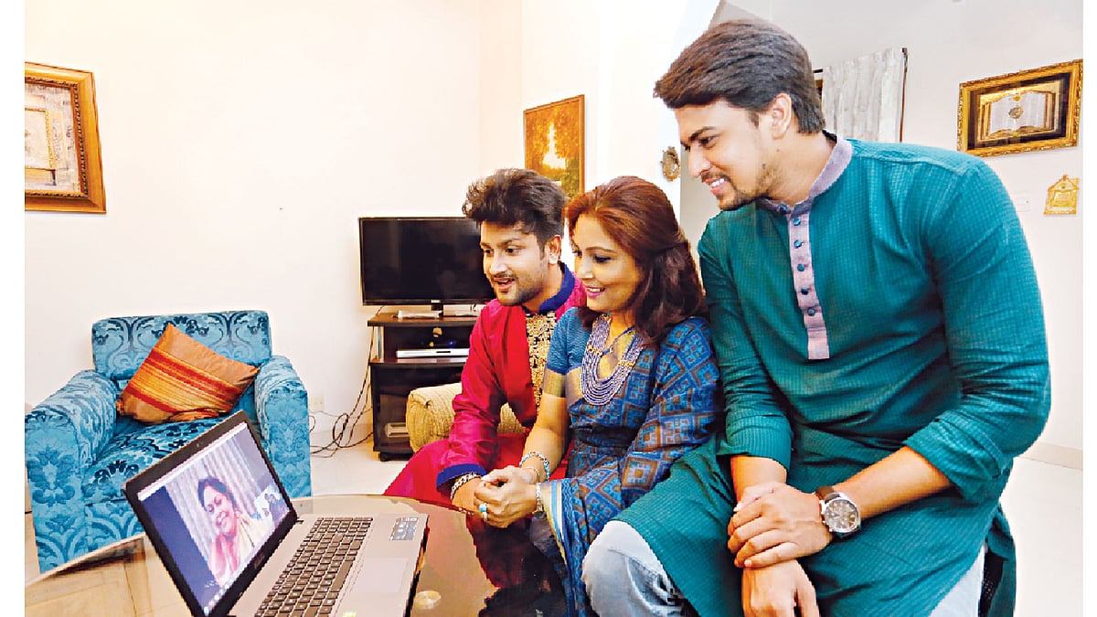 স্কাইপে ঈদের দিনে বিদেশে থাকা মায়ের সঙ্গে শুভেচ্ছা বিনিময় করে দেশে থাকা ছেলেমেয়েরা। মডেল: শিবু, সোনিয়া ও অভি। ছবি: সুমন ইউসুফ