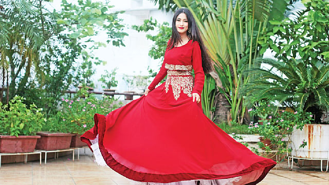 বিকেলে সাফা পরবেন জমকালো লাল পোশাক। ছবি: খালেদ সরকার