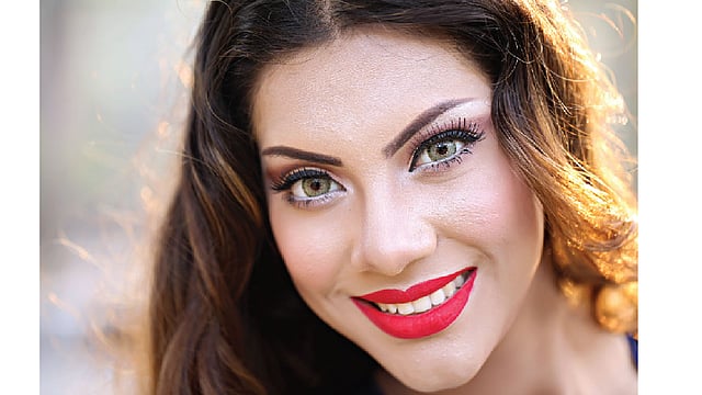 সুস্থ ঝকঝকে দাঁত পেতে িনয়মিত যত্ন নিতে হবে। মডেল: অাঁখি, ছবি: অধুনা