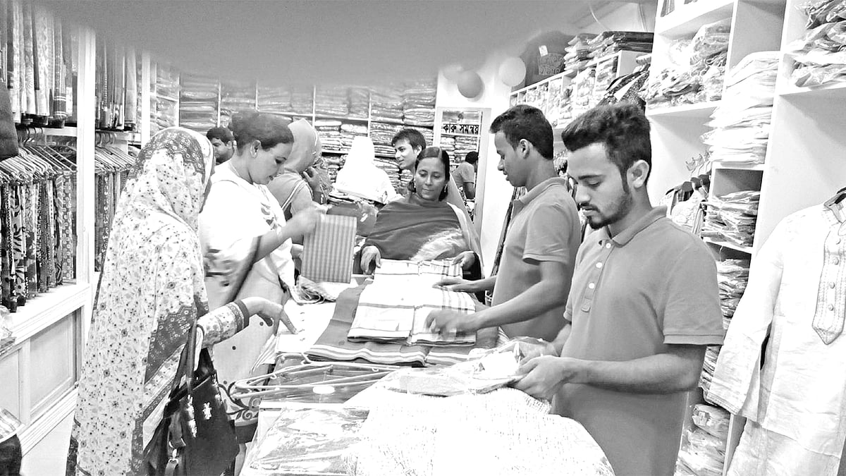 সিরাজগঞ্জে ঈদের কেনাকাটা জমে উঠেছে। বিভিন্ন বিপণিবিতানে বাড়ছে ক্রেতাদের ভিড়। বিপণিবিতানগুলো ঘুরে পছন্দের কাপড় কিনছেন ক্রেতারা। ছবিটি গত সোমবার শহরের এস এস সড়কের একটি বিপণিবিতান থেকে তোলা l প্রথম আলো