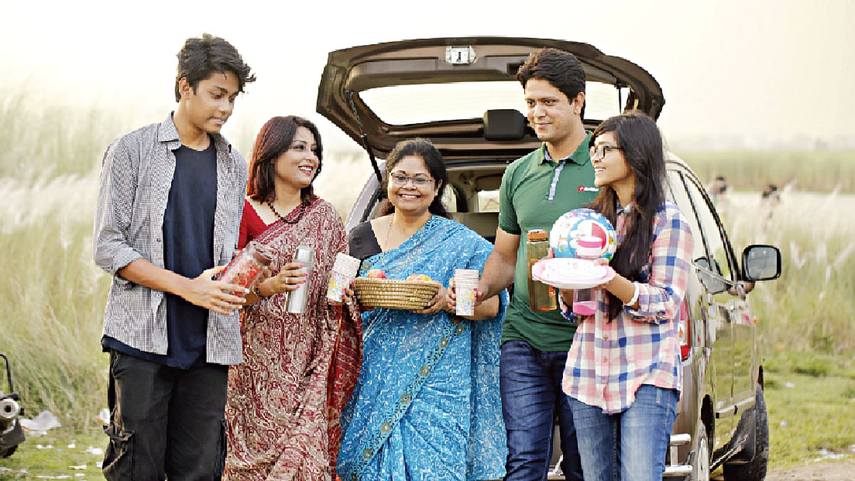 পরিবার নিয়ে এমন করে বেড়ানোর পরিকল্পনা হঠাৎ বাতিল হলে মেনে নেওয়া ভালো। ছবি: অধুনা