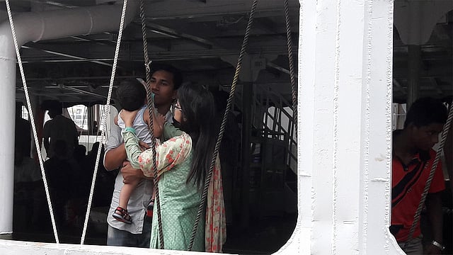 প্রিয়জনের সঙ্গে ঈদ করতে পরিবার নিয়ে বাড়িতে ফিরছেন লোকজন। ছবি: প্রথম আলো