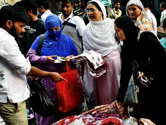 ঈদ সামনে রেখে কলকাতার পোশাকের দোকানে ভিড় করছেন বাংলাদেশিরা। ছবি: ভাস্কর মুখার্জি