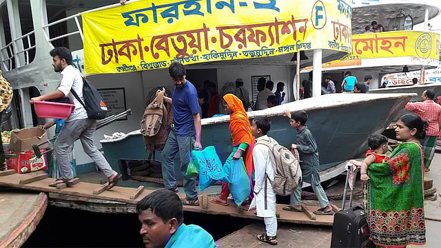 সদরঘাট টার্মিনাল থেকে লঞ্চে উঠছেন যাত্রীরা। ছবি: প্রথম আলো