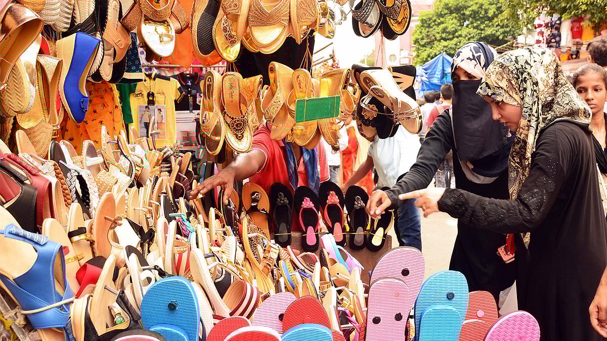 কলকাতায় একটি জুতার দোকানে পছন্দের জুতা কিনছেন বাংলাদেশি ক্রেতারা। ছবি: ভাস্কর মুখার্জি