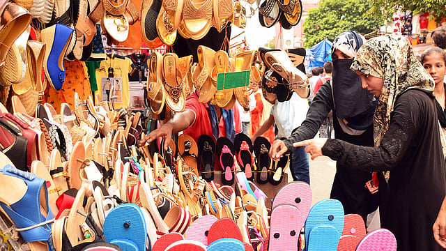 কলকাতায় একটি জুতার দোকানে পছন্দের জুতা কিনছেন বাংলাদেশি ক্রেতারা। ছবি: ভাস্কর মুখার্জি