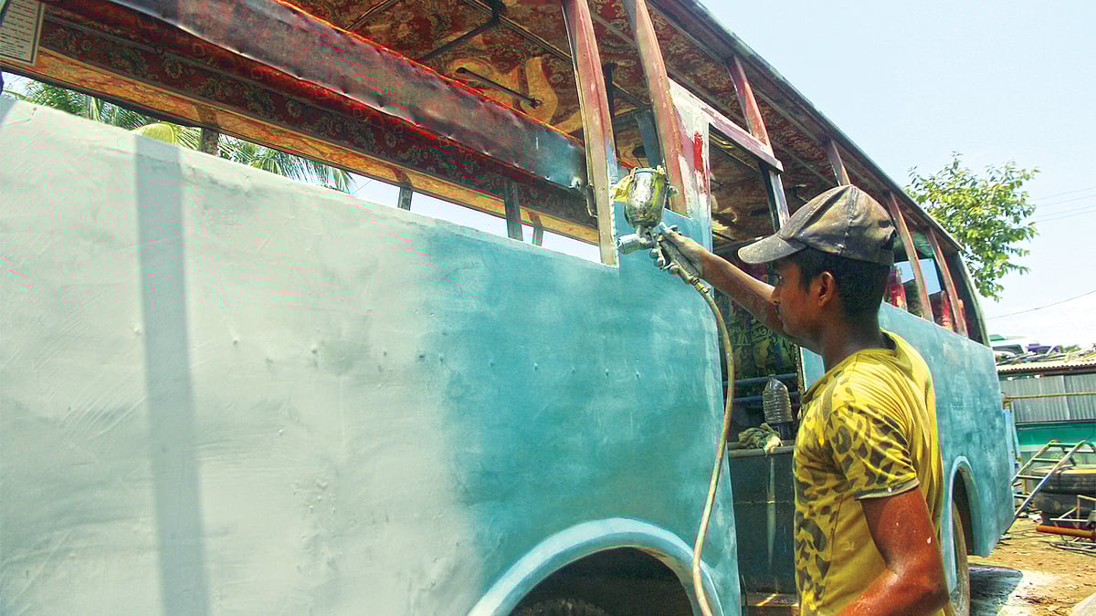 সিলেটে ঈদ সামনে রেখে অনেক লক্কড়ঝক্কড় গাড়িতে রং মাখিয়ে রাস্তায় নামানোর প্রস্তুতি চলছে। নগরের কদমতলী বাস টার্মিনাল এলাকা থেকে তোলা ছবি l প্রথম আলো