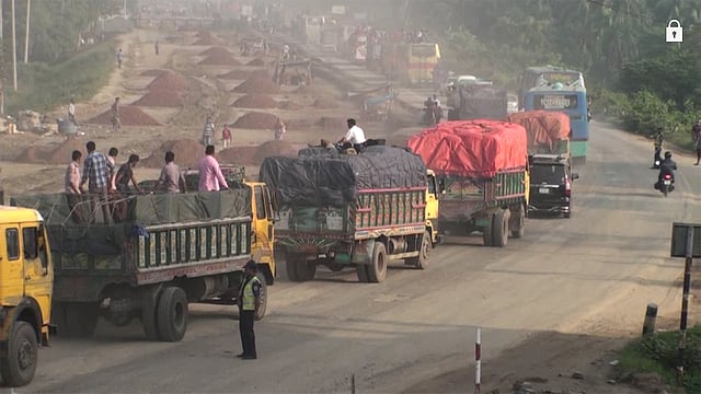 ঢাকা-টাঙ্গাইল মহাসড়কের গাজীপুরের কালিয়াকৈর উপজেলার খাড়াজোড়ায় সকাল সাড়ে ৮টায়। ছবি: মাসুদ রানা