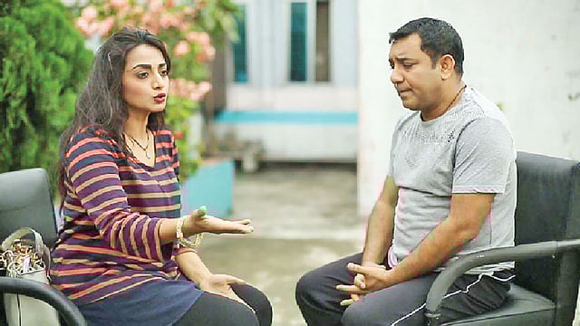 একের পরে ১ নাটকের দৃশ্যে তৌকীর আহমেদ ও অর্ষা। রূপান্তরের রচনায় এ নাটক পরিচালনা করছেন রহমতউল্লাহ তুহিন। ঈদের দিন রাত ৮টা ৫০ মিনিটে দেখানো হবে এটি।