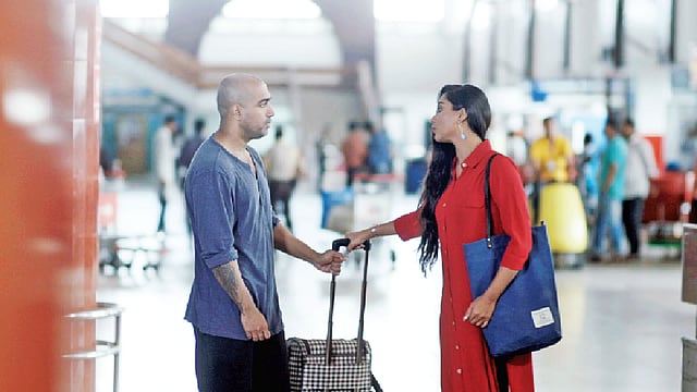 মেঘের গল্প টেলিছবির দৃশ্যে মম ও জন। তানিন রহমানের রচনায় এটি পরিচালনা করেছেন মাহমুদুর রহমান। টেলিছবিটি গাজী টিভিতে ঈদের তৃতীয় দিন রাত ১১টা ৫০ মিনিটে দেখানো হবে।