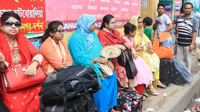 গাবতলী বাস টার্মিনালে বাস যাত্রীদের অপেক্ষা। ছবি: আশরাফুল আলম