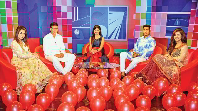 সেলিব্রেটি আড্ডা অনুষ্ঠান ‘খেলা খেলা সারা বেলা’য় (বাঁ থেকে) উপস্থাপক আমব্রিন, ক্রিকেটার তাসকিন, উপস্থাপক শ্রাবণ্য তৌহিদা, ক্রিকেটার সৌম্য সরকার ও উপস্থাপক মারিয়া নূর। এই অনুষ্ঠানটি ঈদের দিন ও এর পরদিন রাত ৯টা ৫ মিনিটে দেখানো হবে।