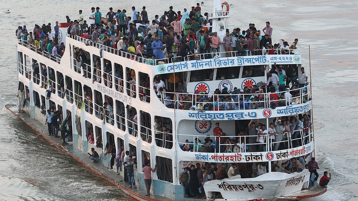 সদরঘাট থেকে ছেড়ে যাচ্ছে যাত্রীবোঝাই একটি লঞ্চ। ছবিটি গতকাল শুক্রবার তোলা। ছবি: সাইফুল ইসলাম