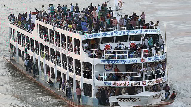 সদরঘাট থেকে ছেড়ে যাচ্ছে যাত্রীবোঝাই একটি লঞ্চ। ছবিটি গতকাল শুক্রবার তোলা। ছবি: সাইফুল ইসলাম