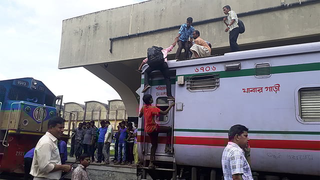 রংপুর এক্সপ্রেসের ছাদে উঠছেন এই যুবকেরা: ছবি: আসাদুজ্জামান